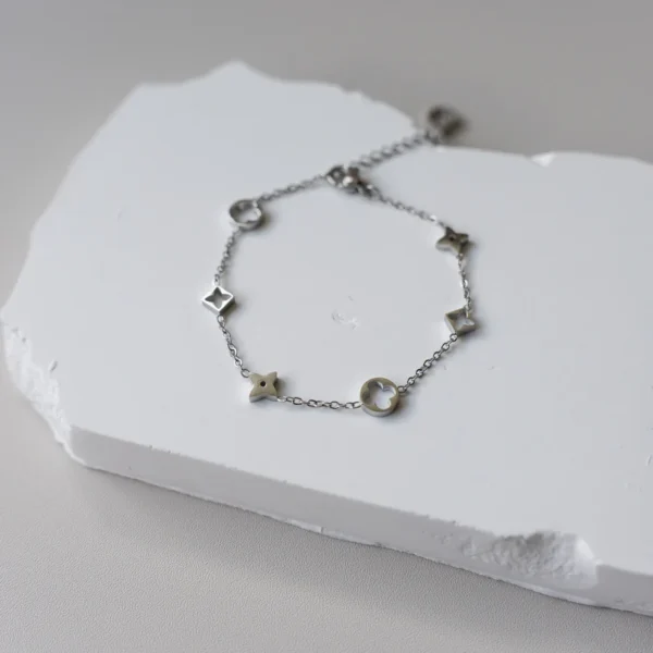 DREAM || DAINTY CLOVER CHARM BRACELET (SILVER)