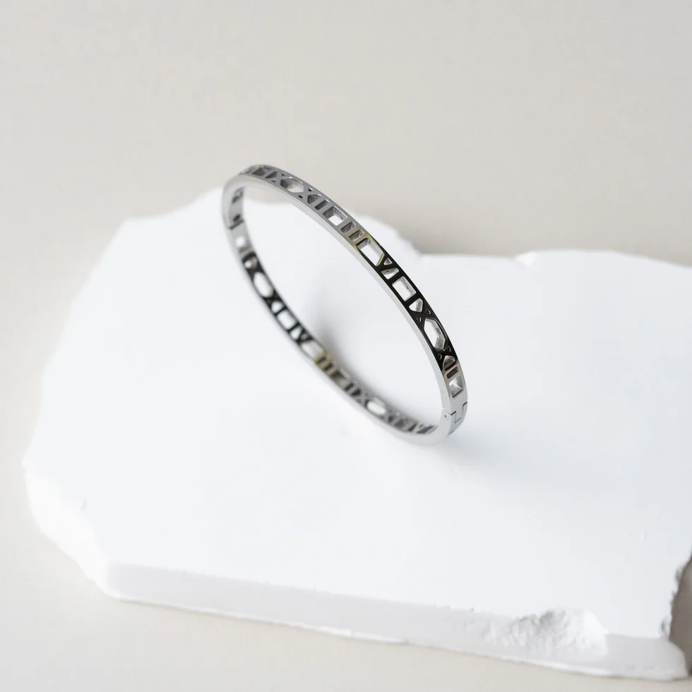 LiviaSilver22048px-min